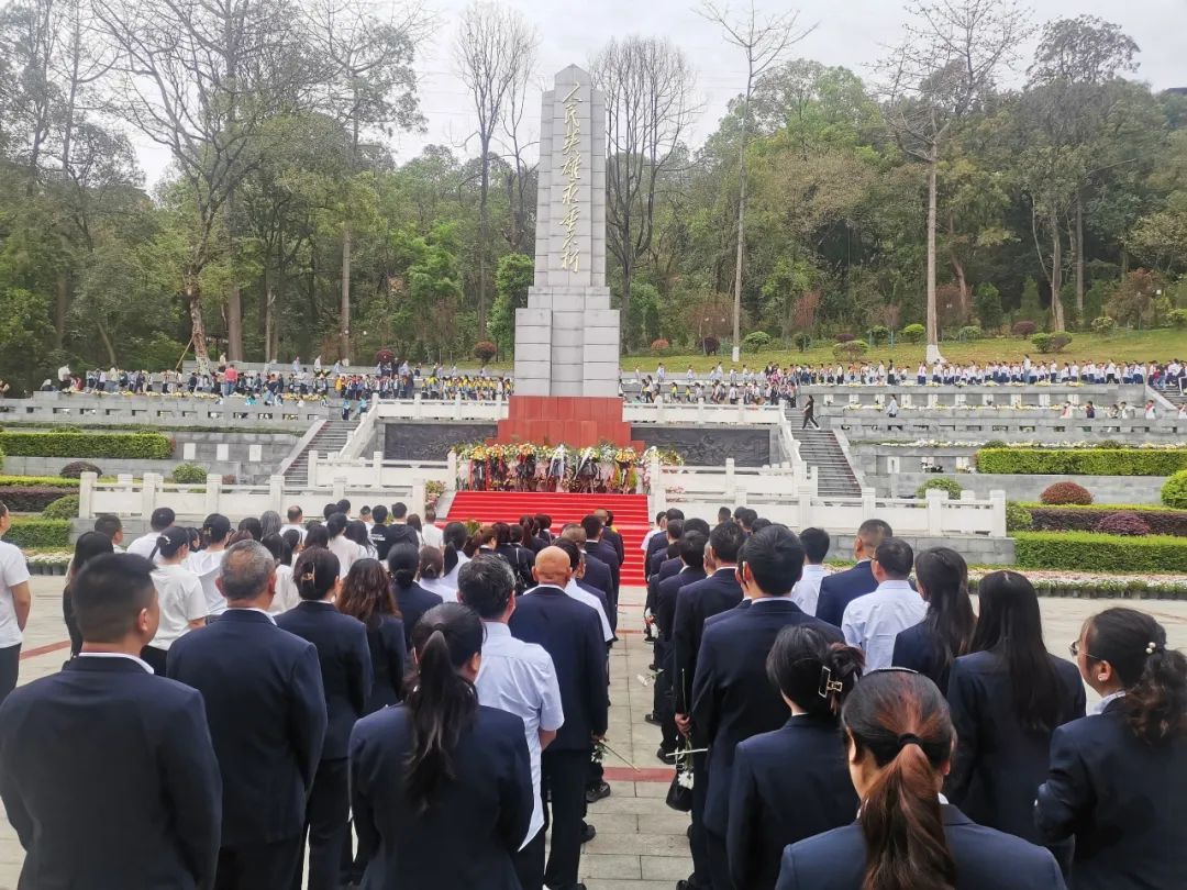 銘記先烈精神，宜賓市公服集團(tuán)公交公司開(kāi)展清明節(jié)祭掃烈士墓活動(dòng)